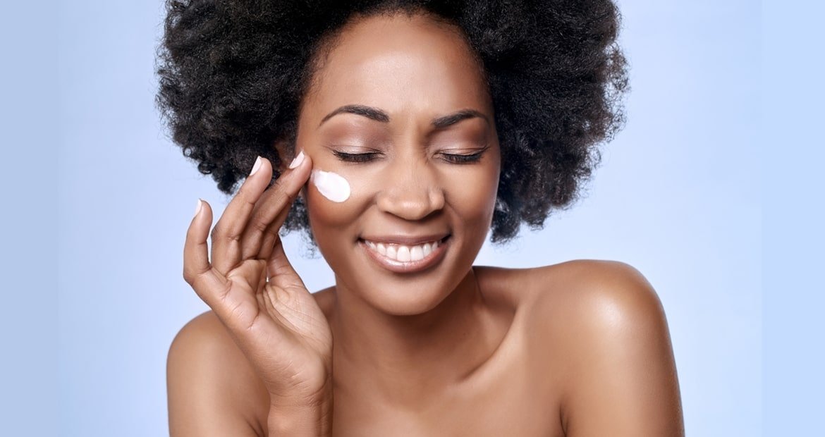 Saiba o que não pode faltar a sua rotina de skincare para pele negra
